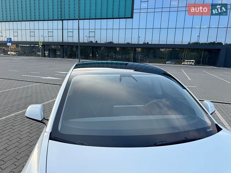 Седан Tesla Model 3 2024 в Львові