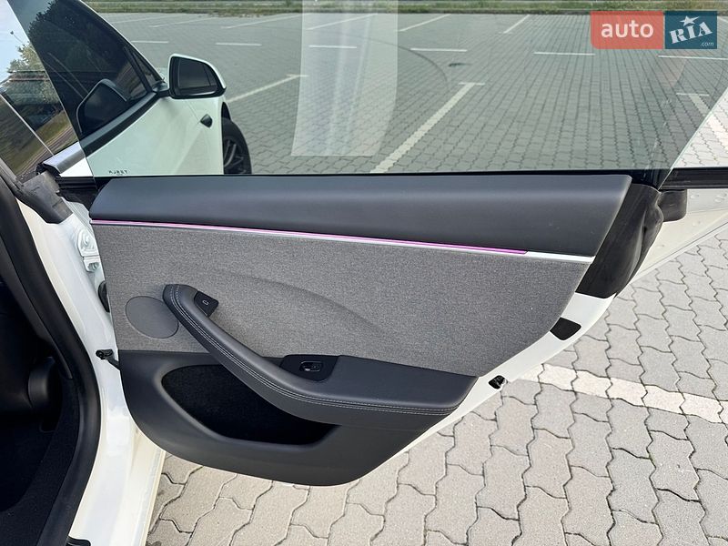 Седан Tesla Model 3 2024 в Львові