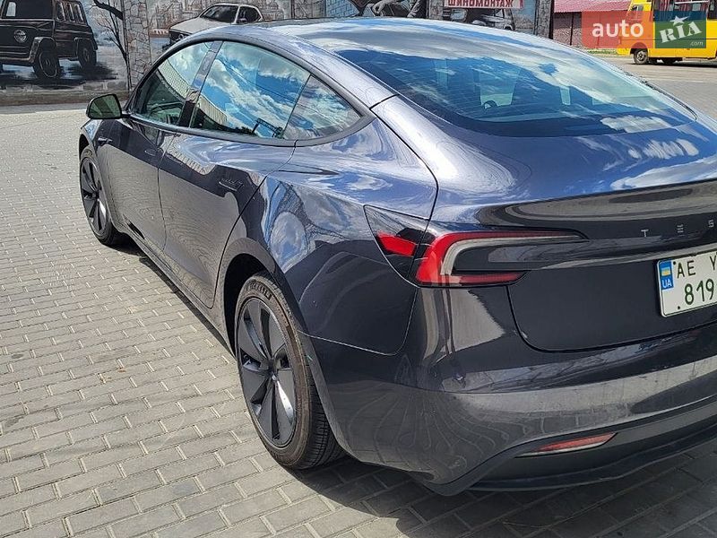 Седан Tesla Model 3 2025 в Нікополі