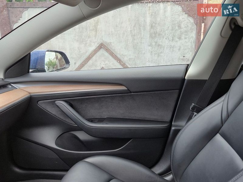 Седан Tesla Model 3 2021 в Солотвине