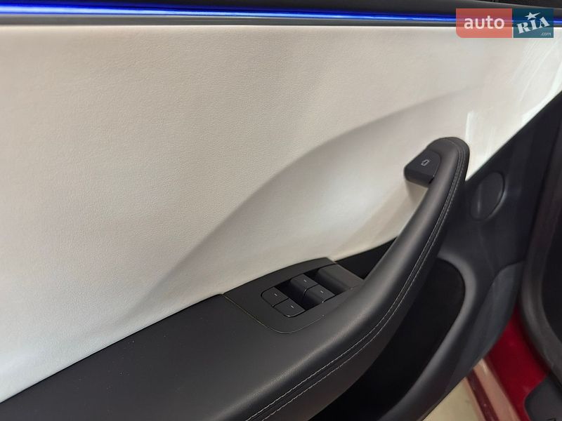Седан Tesla Model 3 2024 в Николаеве