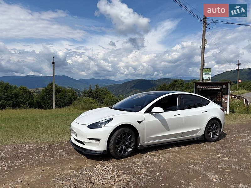 Седан Tesla Model 3 2021 в Киеве