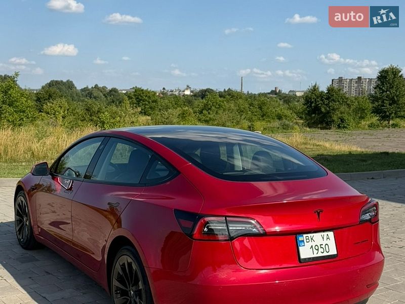 Седан Tesla Model 3 2022 в Ровно