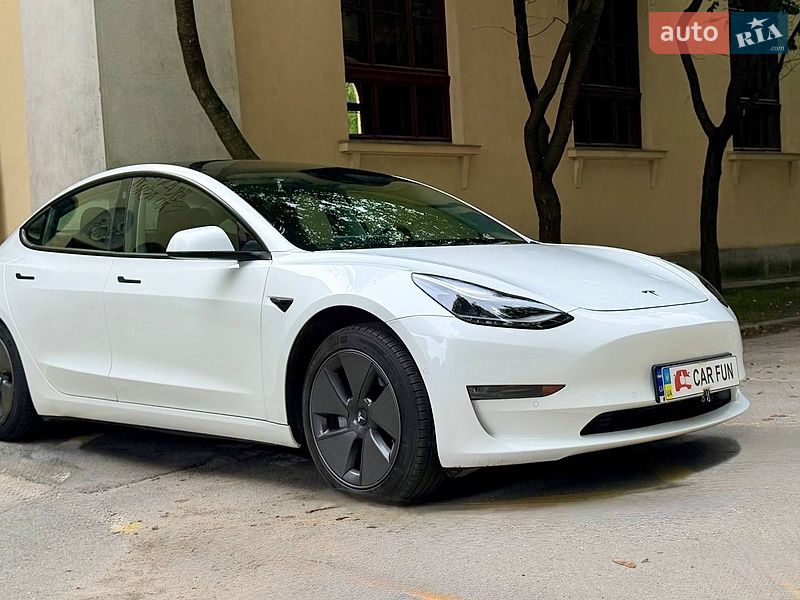Седан Tesla Model 3 2022 в Львове