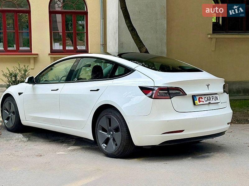 Седан Tesla Model 3 2022 в Львове