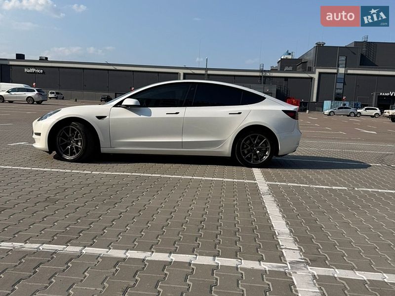Седан Tesla Model 3 2022 в Києві