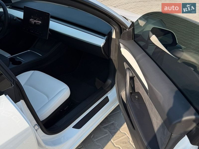 Седан Tesla Model 3 2022 в Києві