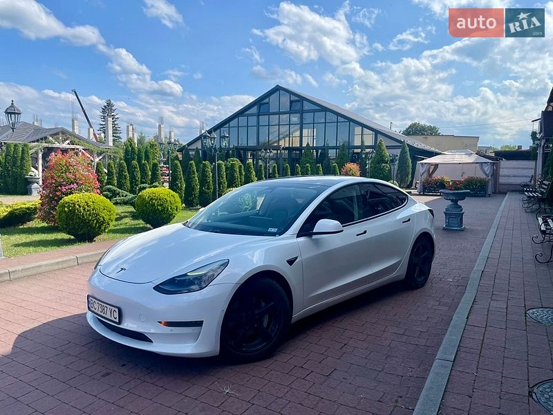 Седан Tesla Model 3 2021 в Стрию