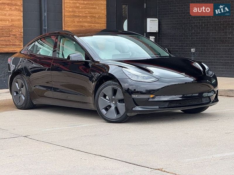 Седан Tesla Model 3 2022 в Львове