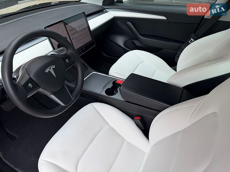Седан Tesla Model 3 2022 в Львове