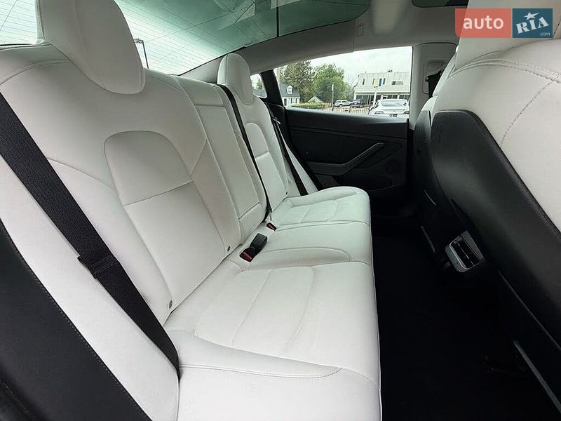 Седан Tesla Model 3 2022 в Львове