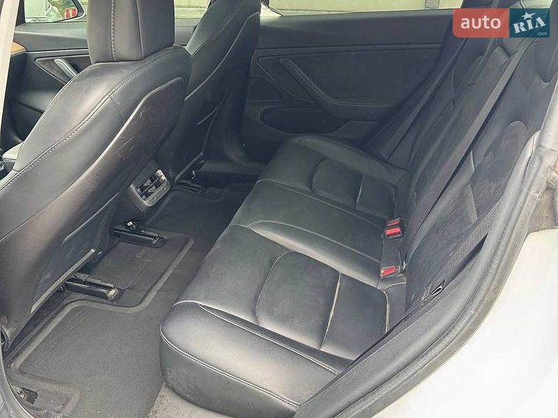 Седан Tesla Model 3 2019 в Львове