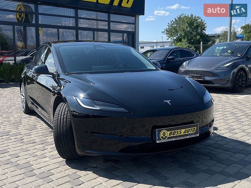 Седан Tesla Model 3 2024 в Мукачево