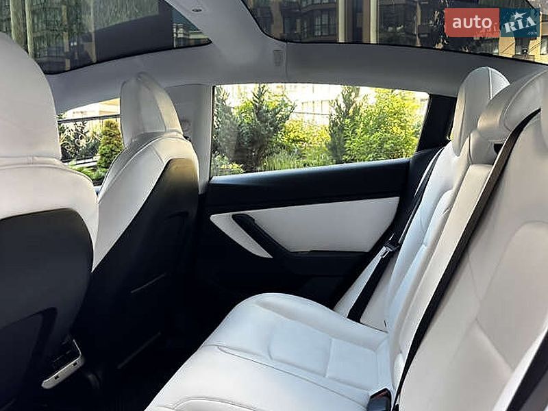 Седан Tesla Model 3 2019 в Киеве