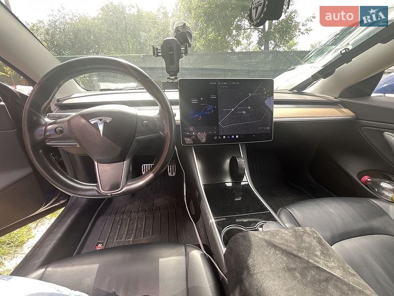 Седан Tesla Model 3 2018 в Львове
