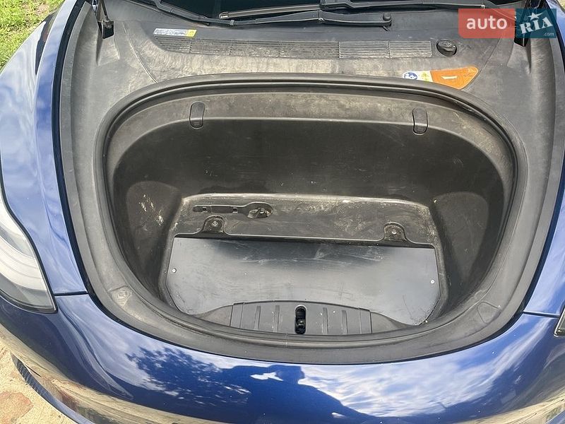 Седан Tesla Model 3 2018 в Львове
