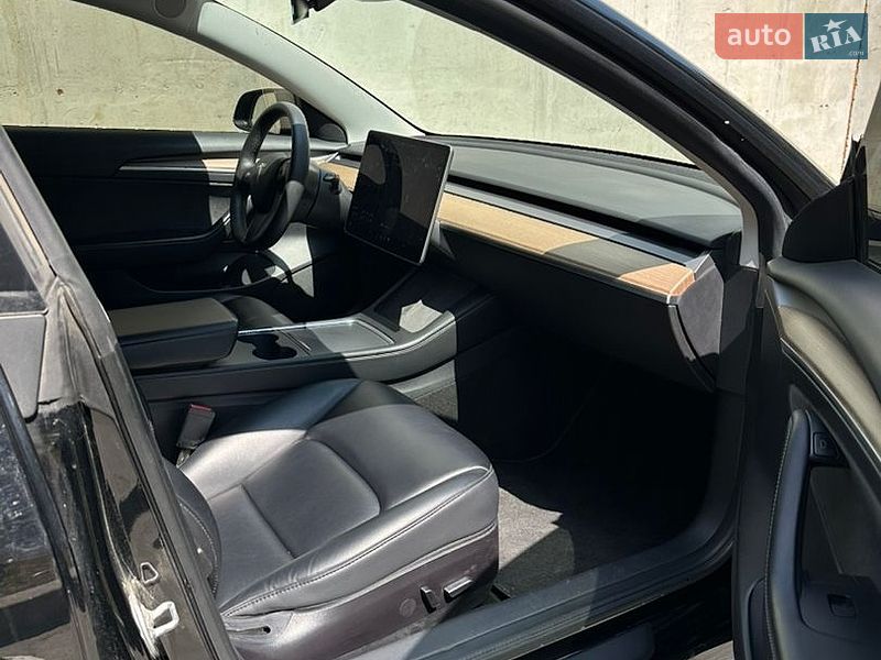 Седан Tesla Model 3 2021 в Львові