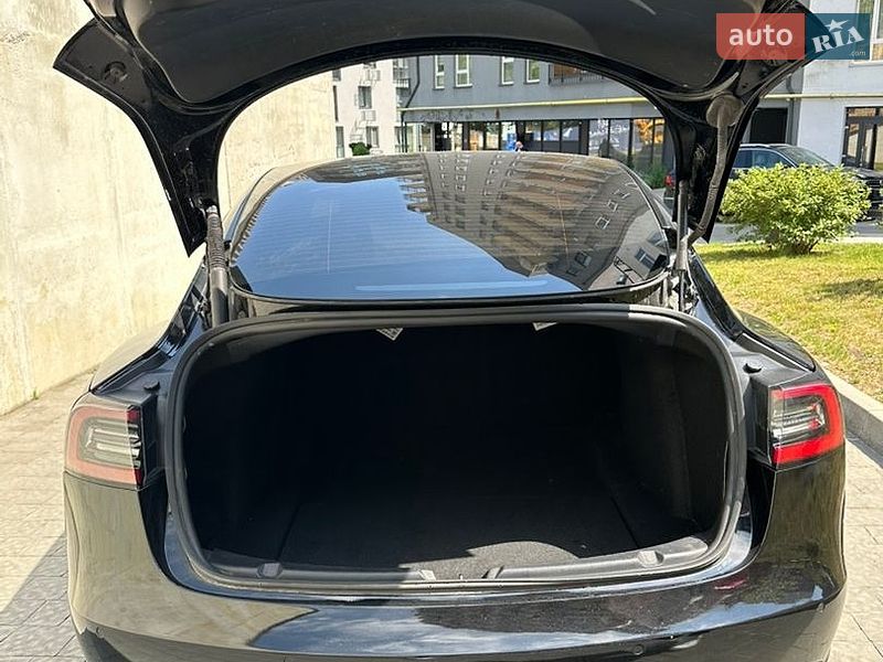 Седан Tesla Model 3 2021 в Львові