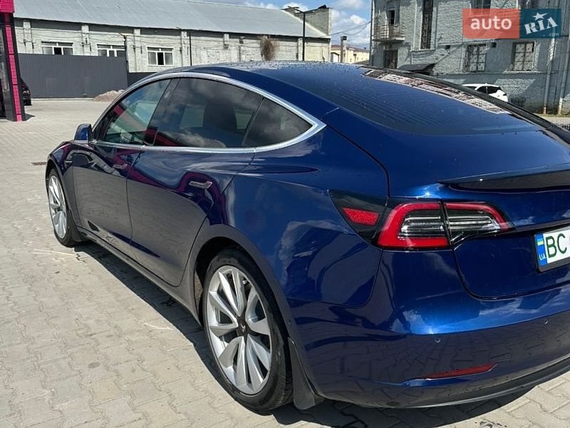 Седан Tesla Model 3 2019 в Львове