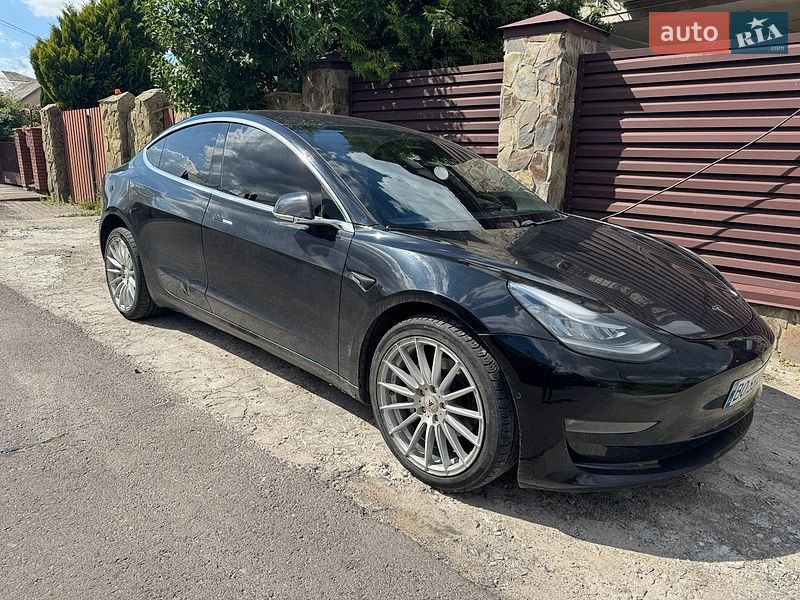 Седан Tesla Model 3 2018 в Львові