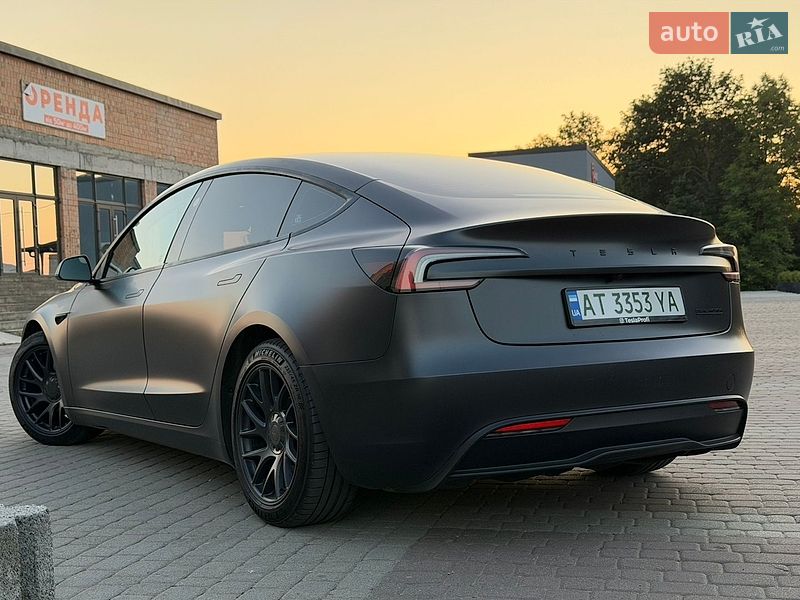 Седан Tesla Model 3 2024 в Снятине