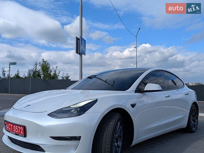 Седан Tesla Model 3 2022 в Львове