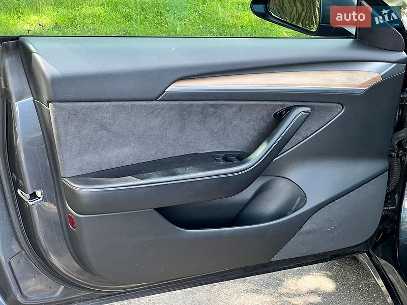 Седан Tesla Model 3 2021 в Киеве