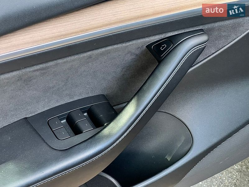 Седан Tesla Model 3 2021 в Киеве