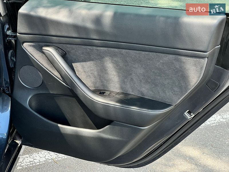 Седан Tesla Model 3 2021 в Киеве