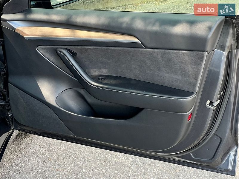 Седан Tesla Model 3 2021 в Киеве