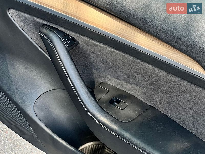 Седан Tesla Model 3 2021 в Киеве