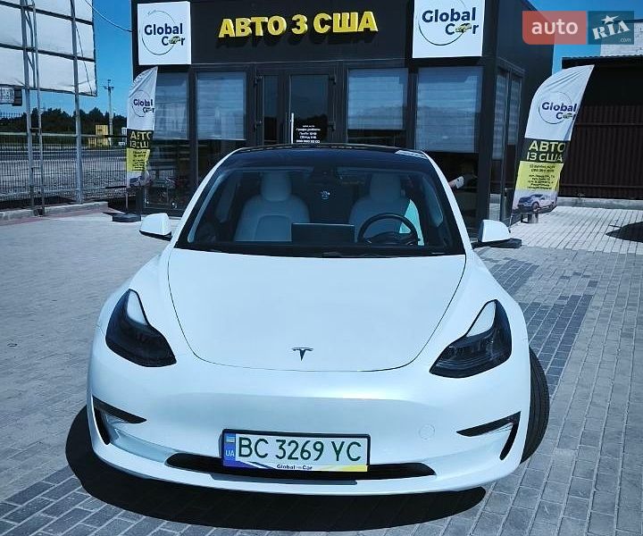 Седан Tesla Model 3 2021 в Львове
