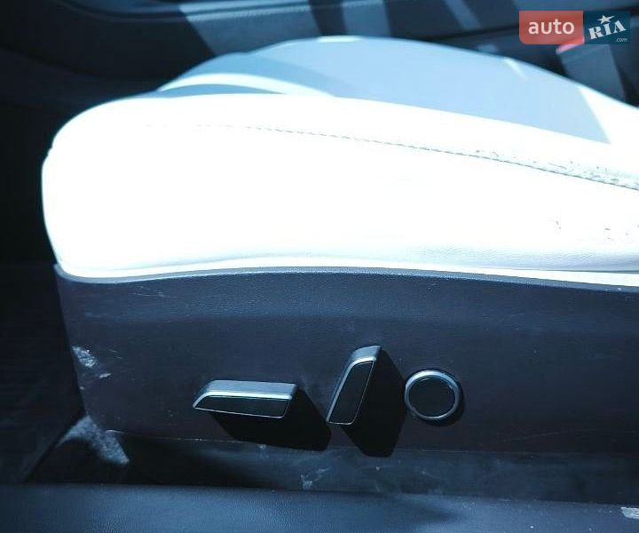 Седан Tesla Model 3 2021 в Львове