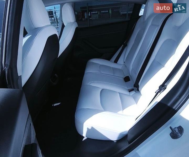 Седан Tesla Model 3 2021 в Львове
