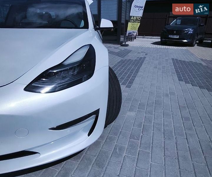 Седан Tesla Model 3 2021 в Львове
