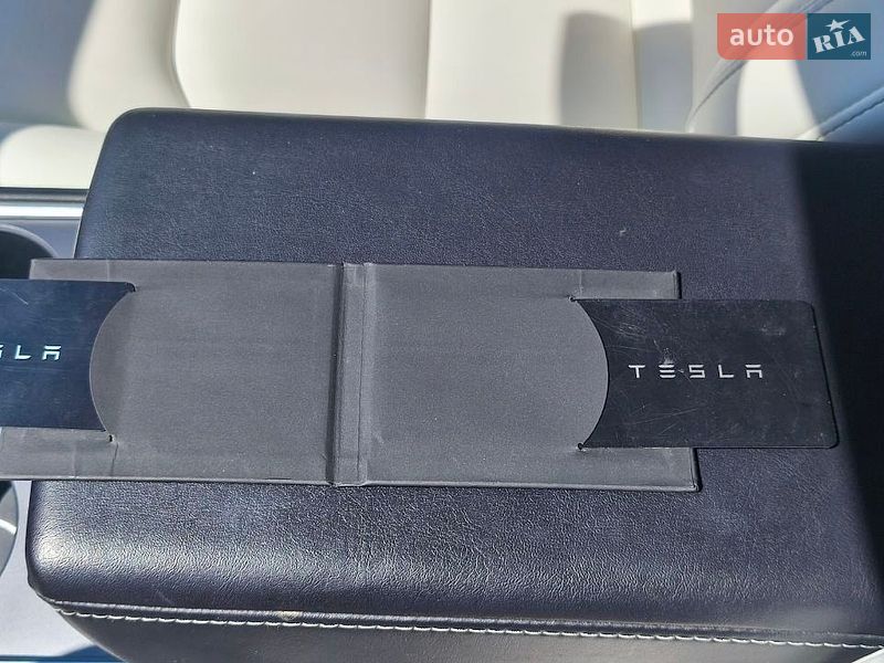 Седан Tesla Model 3 2021 в Львове