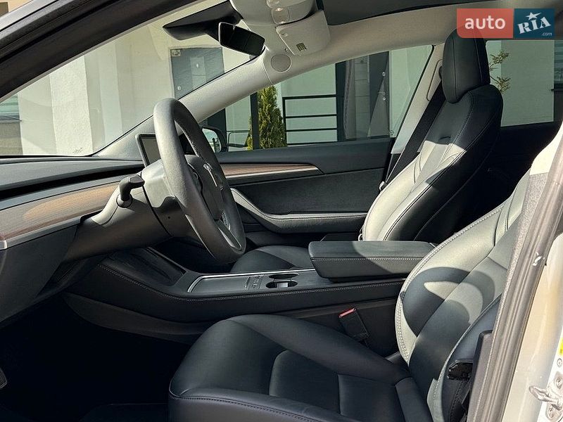 Седан Tesla Model 3 2022 в Ровно