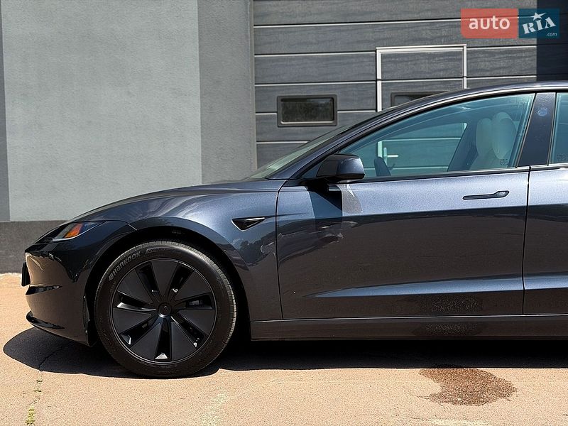 Седан Tesla Model 3 2025 в Киеве