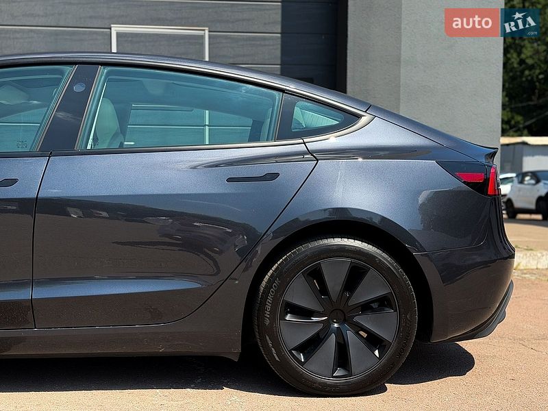 Седан Tesla Model 3 2025 в Киеве