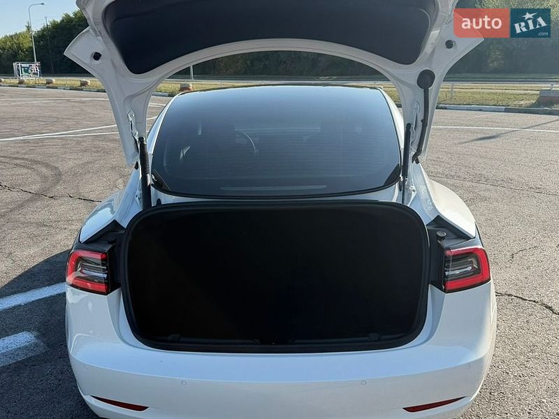 Седан Tesla Model 3 2021 в Львові