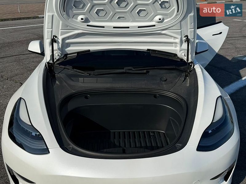 Седан Tesla Model 3 2021 в Львові