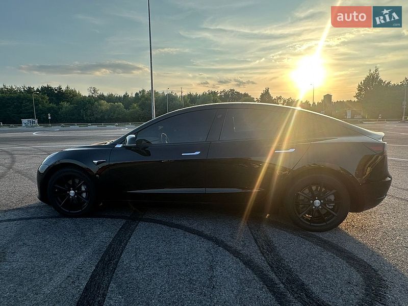 Седан Tesla Model 3 2019 в Львові