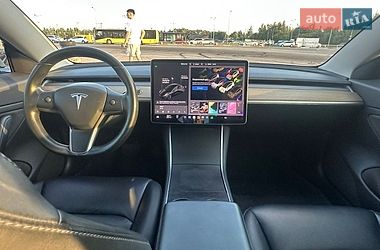 Седан Tesla Model 3 2019 в Львові
