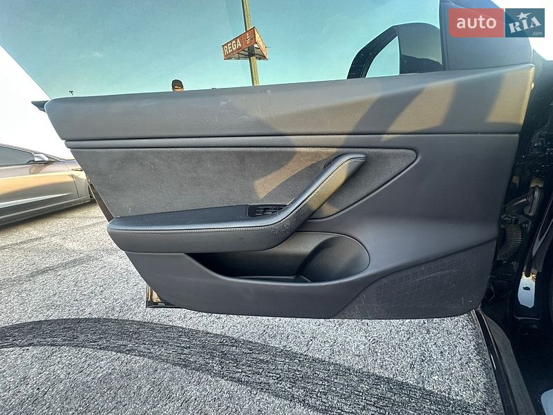Седан Tesla Model 3 2019 в Львові