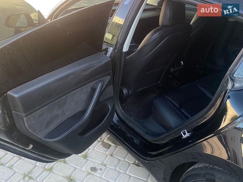 Седан Tesla Model 3 2021 в Львове