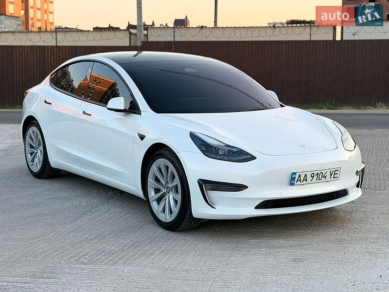 Седан Tesla Model 3 2022 в Киеве