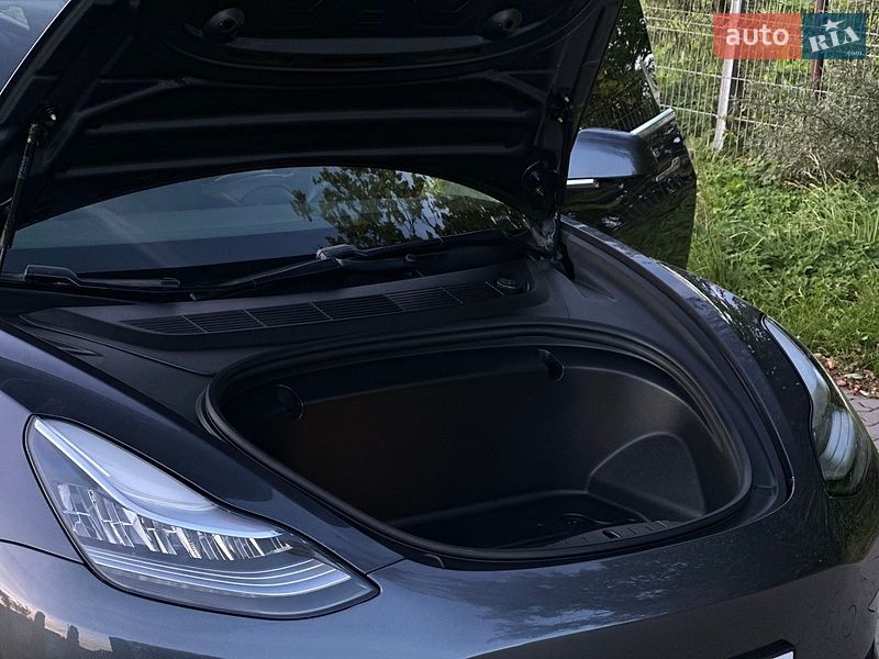 Седан Tesla Model 3 2020 в Львове