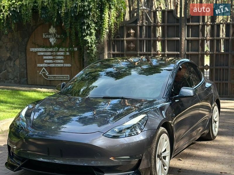 Седан Tesla Model 3 2021 в Львові