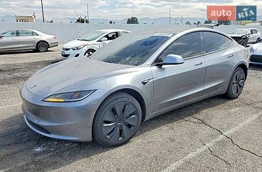 Седан Tesla Model 3 2026 в Киеве