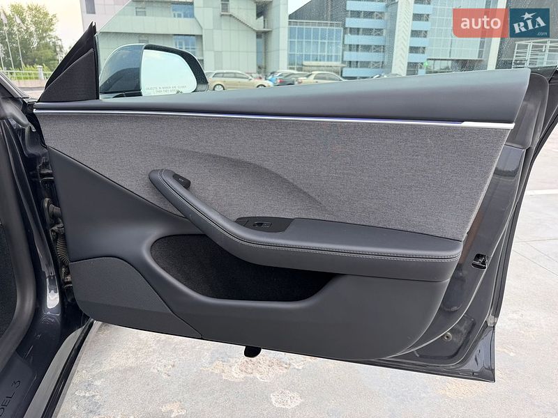 Седан Tesla Model 3 2025 в Киеве